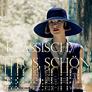 #ArtDeco #Parfumdesign #MidjourneyAI #CreativeAI #VisualStorytelling #LuxuryAesthetics #ShortFilm Frau mit dunkelblauem Hut und Kleid mit Fransen und kurzem dunklem Haarschnitt im Art Deco Stil spaziert durch einen lichtdurchfluteten Park auf den Betrachtenden zu